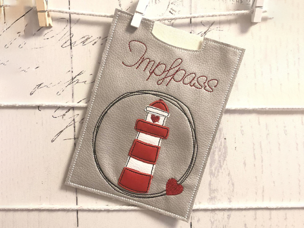 Impfpasshülle Leuchtturm - ITH-Stickdatei
